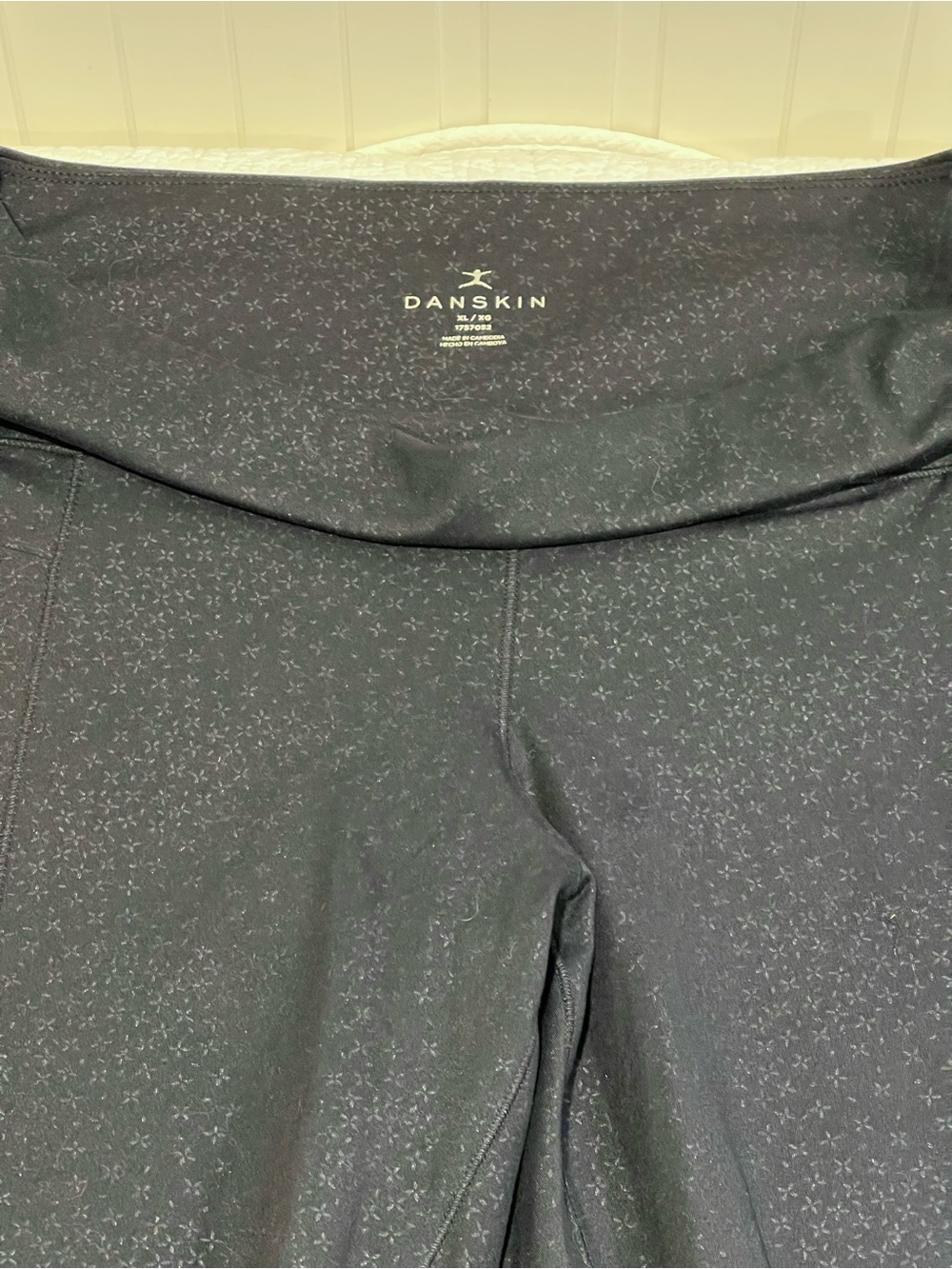 Danskin Black w Subtle Silver Stars Performance Leggings | XL | Hip Pockets